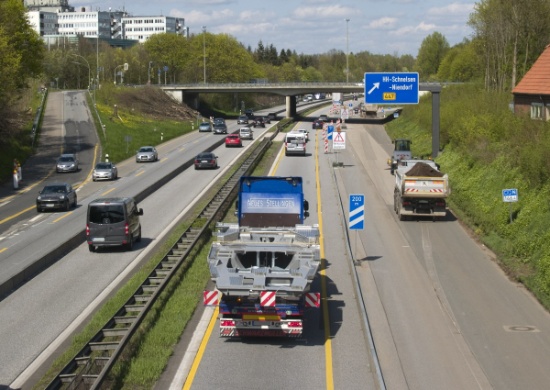 Die A7-Ausfahrt in Schnelsen. Die linke Fahrspur Richtung Norden befindet sich auf der Gegenfahrbahn, die Ausfahrt ist wegen des Mittelstreifens nicht zu erreichen.