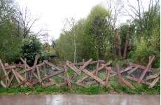 Holzzaun vor dem Abenteuerspielplatz Wegenkamp
