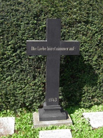 Das Kreuz in der Mitte der Toten vom 25. Juli 1943.