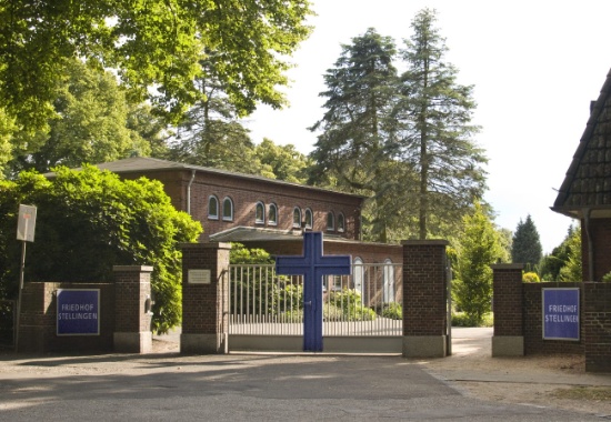 Haupteingang zum Stellinger Friedhof, links dahinter die Kapelle.