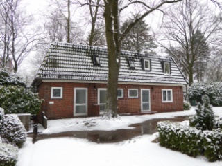 Das ehemalige Verwaltungsgebäude des Stellinger Friedhofs im Winter mit Schnee.