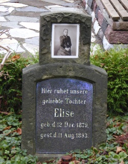Eins der ältesten Gräber auf dem Stellinger Friedhof stammt von 1893.