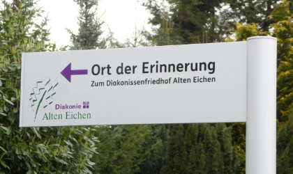 Hinweisschild zum Diakonissenfriedhof auf dem Friedhof Stellingen.