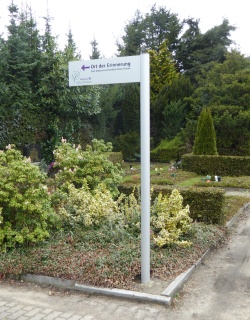 Hinweisschild zum Diakonissenfriedhof auf dem Friedhof Stellingen.