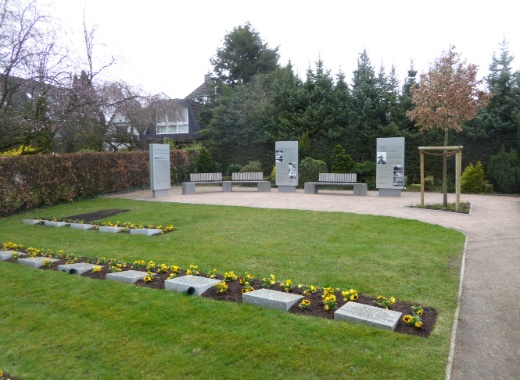 Der Diakonissenfriedhof von Alten Eichen auf dem Stellinger Friedhof. Hinten die 2015 aufgestellten Informationsstelen und die im Frühjahr 2017 gepflanzte Eiche.