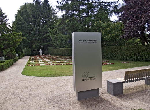 2015 wurden Informationsstelen auf dem Diakonissenfriedhofs auf dem Stellinger Friedhof aufgestellt.