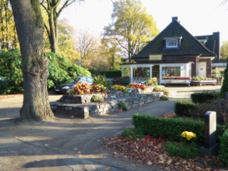 Zwischen dem bisherigen Blumenladen und der Kapelle des Stellinger Friedhofs befindet sich eine Ablage für Blumen und Trauerschmuck.