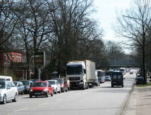 Kieler Straße, Stau in Richtung Eidelstedt, hinten die Brücke der Güterumgehungsbahn über die Kieler Straße